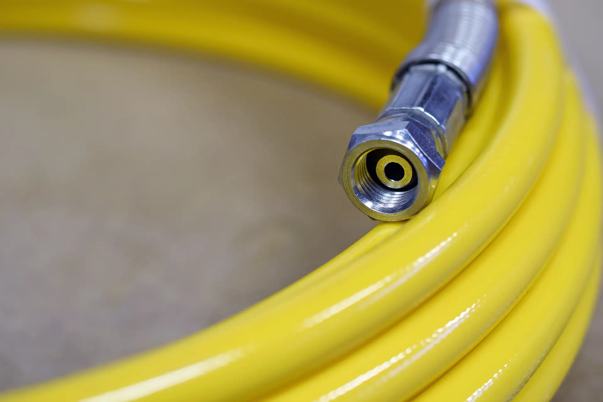 Schlauch eines Hochdruck-Airless-Farbspritzgeräts.