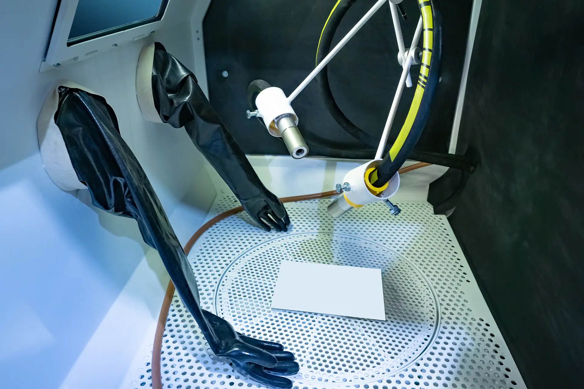 Sandstrahlen. Sandreinigung unter Druck. Sandstrahlanlage. Kammer zur Oberflächenreinigung mit Sand.